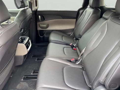 New 2026 Kia Carnival EX image 18