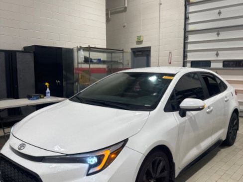 Used 2024 Toyota Corolla SE image 3