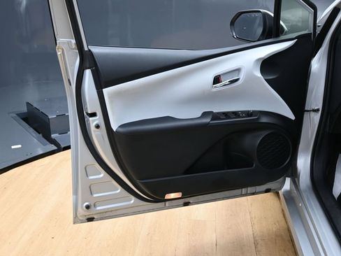 Used 2022 Toyota Prius LE FWD image 34