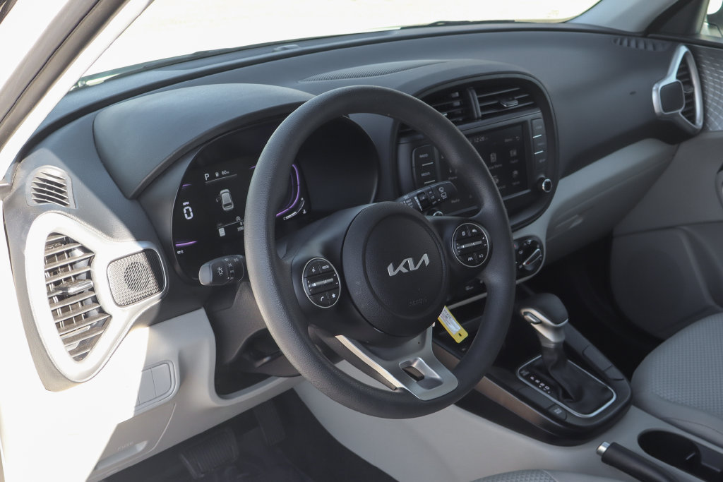 Used 2025 Kia Soul LX w/ LX Technology Package FWD image 21