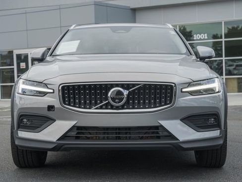 Used 2025 Volvo V60 B5 Cross Country Plus AWD/4WD image 2