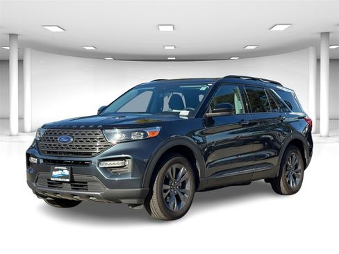 Used 2022 Ford Explorer XLT w/ Equipment Group 202A image 2