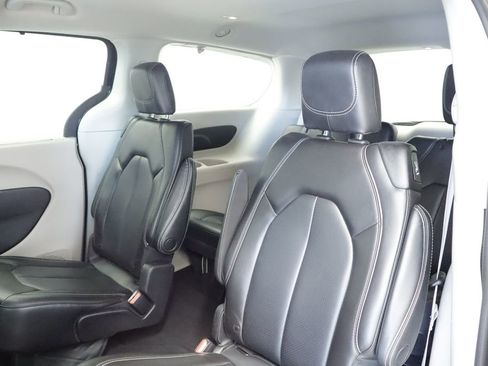 Certified 2023 Chrysler Pacifica Touring-L FWD image 23
