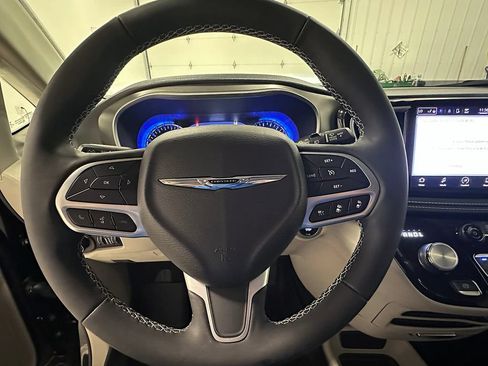 Used 2022 Chrysler Pacifica Touring-L FWD image 35