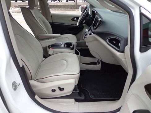 Used 2017 Chrysler Pacifica Limited w/ UConnect Theater Package image 16