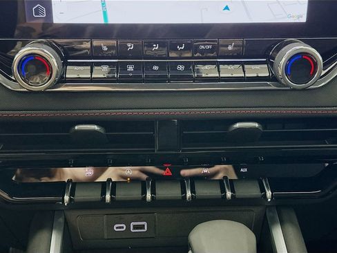 Used 2025 Chevrolet Colorado Z71 w/ Midnight Edition image 16