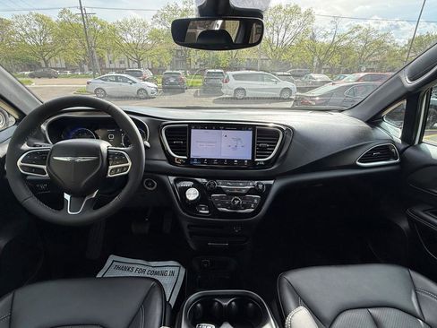 Used 2026 Chrysler Pacifica Select FWD image 15