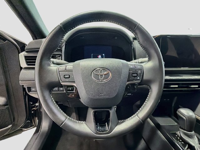 Used 2025 Toyota Camry SE FWD image 9