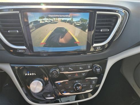 Used 2024 Chrysler Pacifica Touring-L image 20