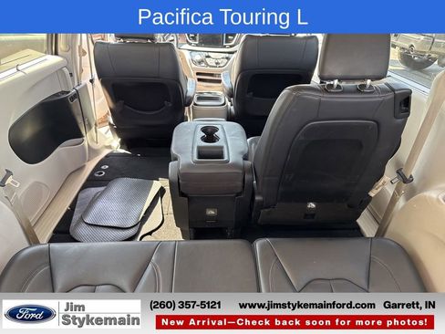Used 2017 Chrysler Pacifica Touring-L FWD image 12