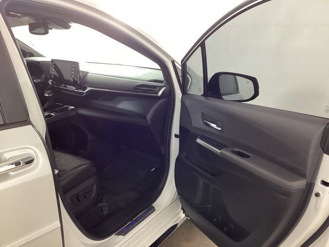 Used 2023 Toyota Sienna XSE AWD/4WD image 17