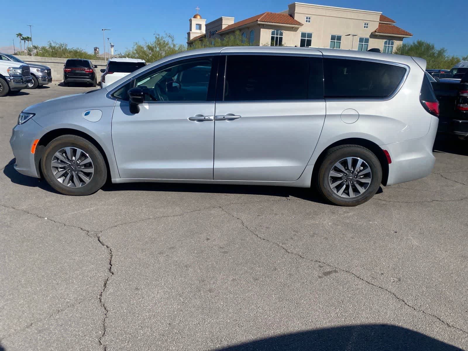 Used 2024 Chrysler Pacifica Limited FWD image 10