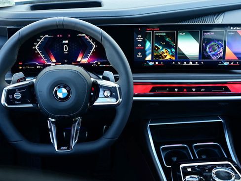 Used 2025 BMW 740i image 8