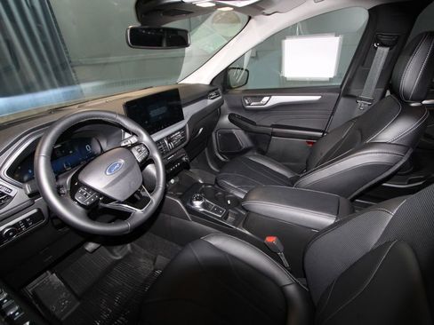 Used 2025 Ford Escape Platinum w/ Premium Technology Package image 2