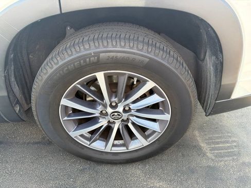 Used 2019 Toyota Highlander XLE FWD image 9