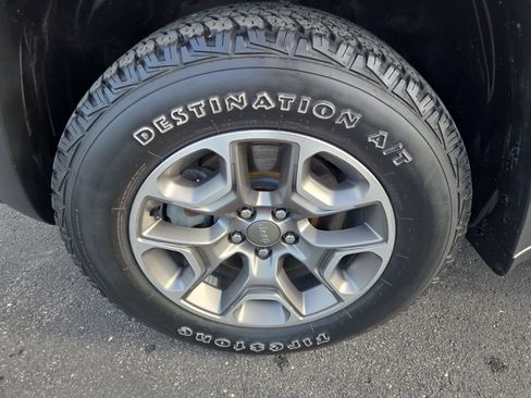 Used 2020 Jeep Cherokee Trailhawk w/ Technology Group image 18