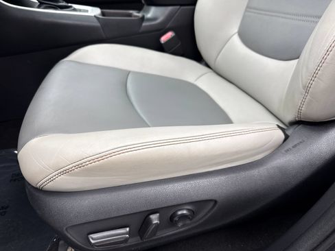 Used 2020 Toyota RAV4 Limited FWD image 34