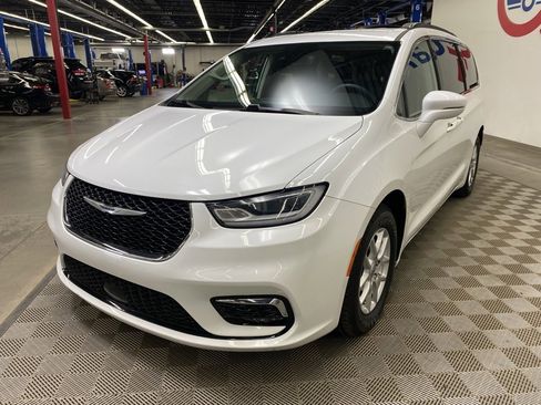 Used 2022 Chrysler Pacifica Touring-L image 5