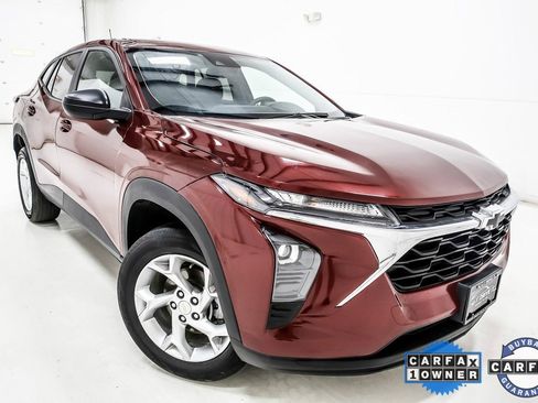 Used 2025 Chevrolet Trax LS w/ LS Convenience Package image 11