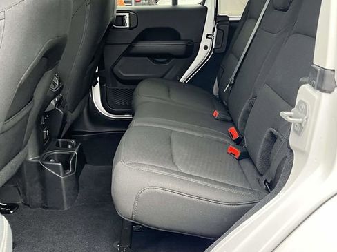 Used 2019 Jeep Wrangler Unlimited Sahara image 15