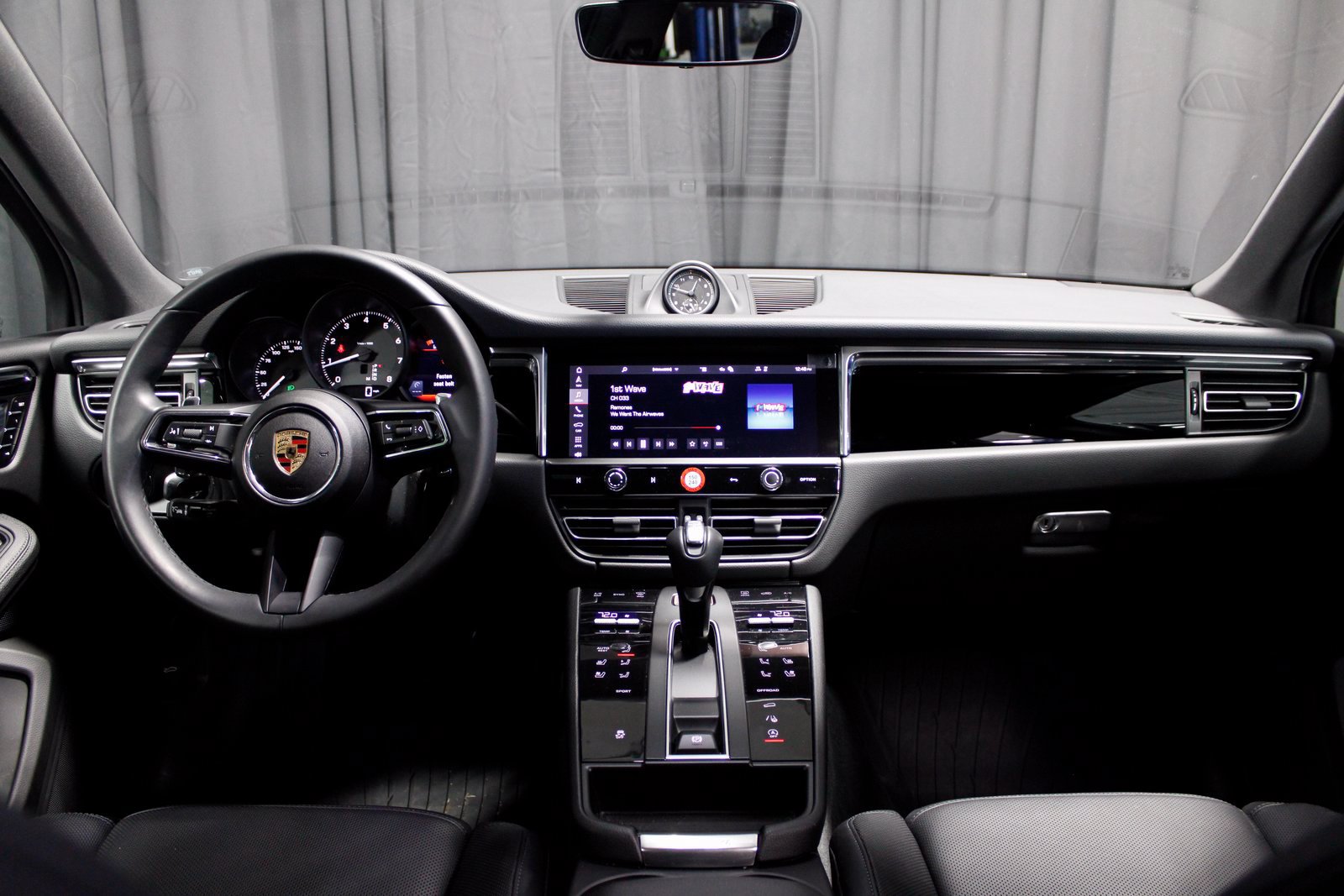 Certified 2025 Porsche Macan AWD/4WD image 23