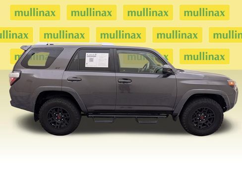 Used 2018 Toyota 4Runner SR5 AWD/4WD image 2