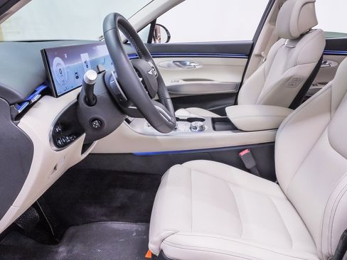 Certified 2026 Genesis GV70 2.5T Select image 9