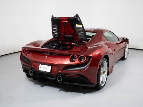 Used 2023 Ferrari F8 Spider image 17