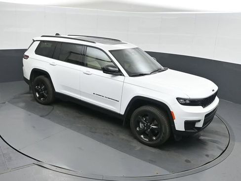 Used 2025 Jeep Grand Cherokee L Limited w/ Luxury Tech Group II image 30