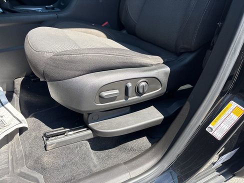 Used 2023 Chevrolet Traverse LT FWD image 25
