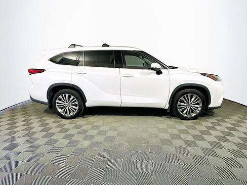 Used 2023 Toyota Highlander Platinum image 9