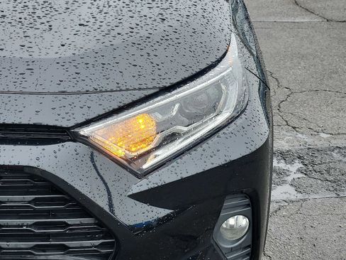 Used 2021 Toyota RAV4 XLE w/ XLE Grade Weather Package image 9