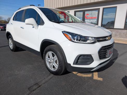 Used 2020 Chevrolet Trax LT w/ LT Convenience Package AWD/4WD image 2