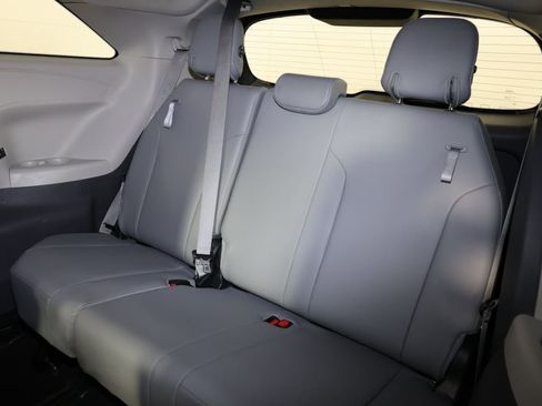 Used 2021 Toyota Sienna XLE image 11