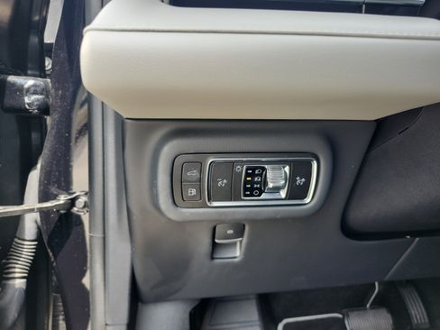 Used 2025 Lincoln Nautilus Premier AWD/4WD image 13