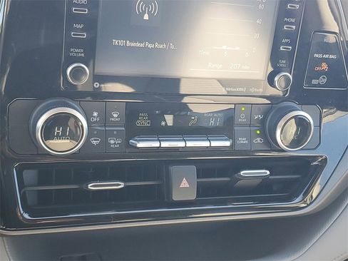 Used 2021 Toyota Highlander LE image 18