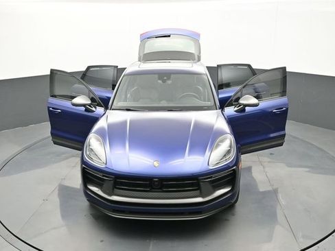 Certified 2025 Porsche Macan Turbo image 31