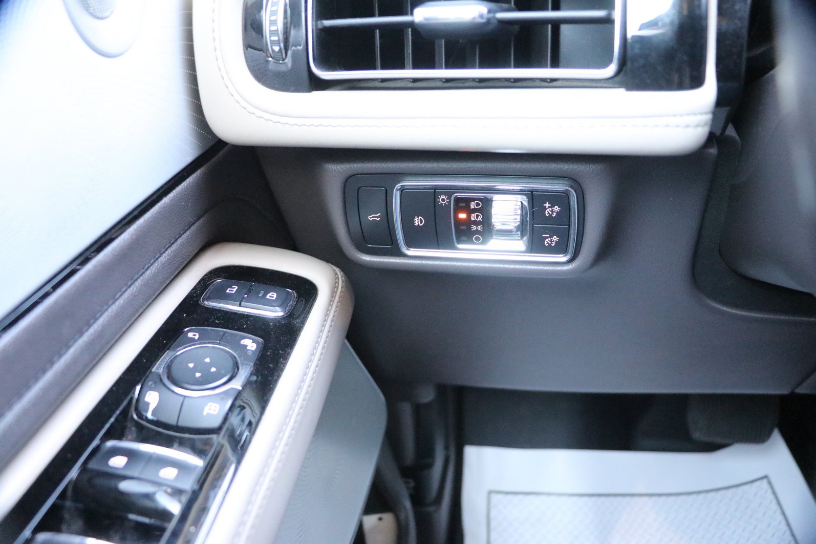 Used 2020 Lincoln Aviator Reserve w/ Equipment Group 202A AWD/4WD image 12