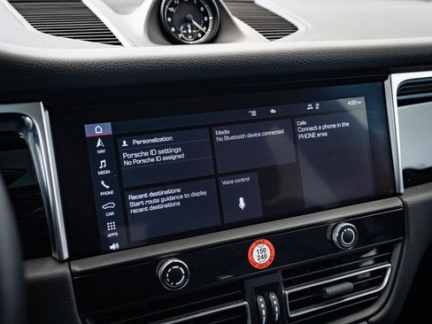 Certified 2024 Porsche Macan image 30