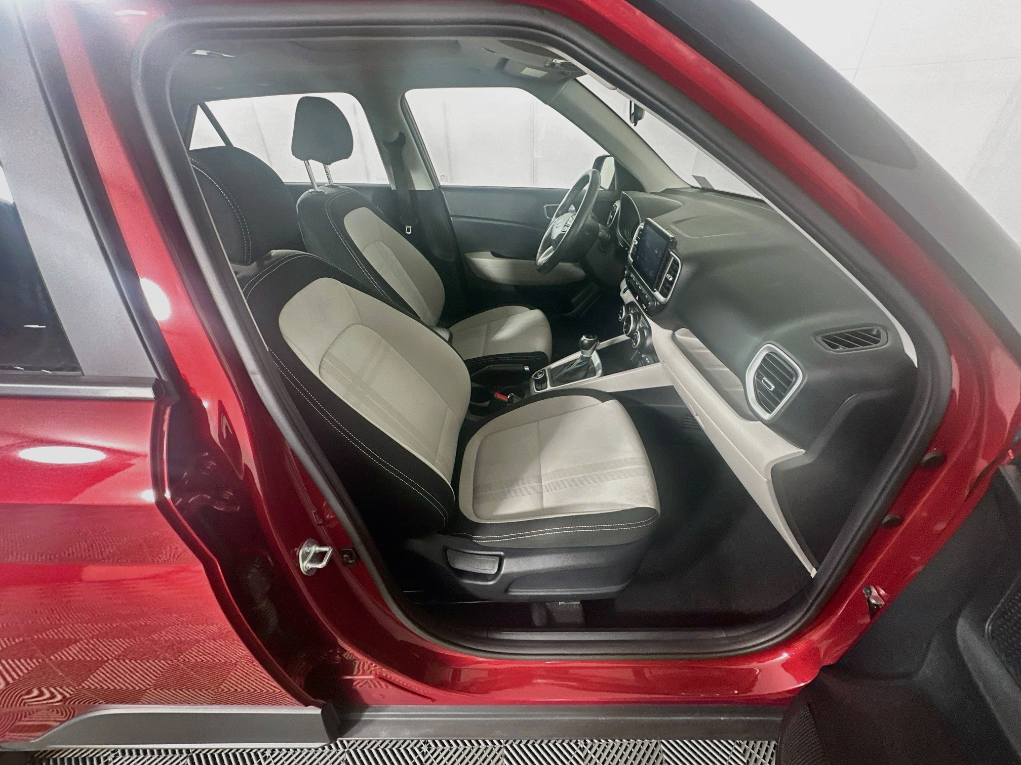 Used 2025 Hyundai Venue SEL FWD image 29