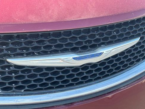 Used 2018 Chrysler Pacifica Touring-L FWD image 9