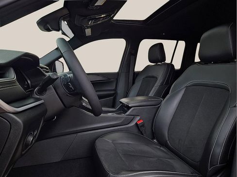 Used 2025 Jeep Grand Cherokee Altitude image 12