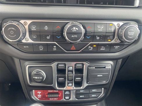 New 2025 Jeep Gladiator Rubicon image 21