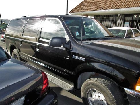 Used 2000 Ford Excursion XLT image 3