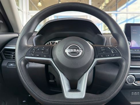 Used 2025 Nissan Altima 2.5 SV FWD image 24