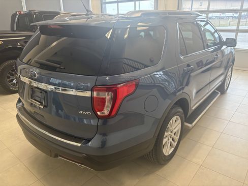 Used 2018 Ford Explorer XLT w/ Equipment Group 202A image 4