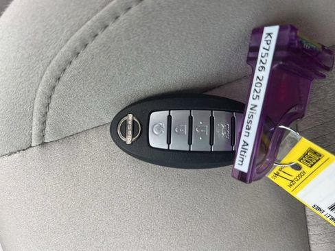 Used 2025 Nissan Altima 2.5 SV FWD image 33