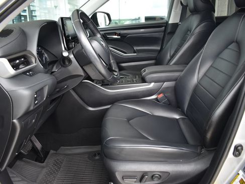 Used 2020 Toyota Highlander XLE AWD/4WD image 4