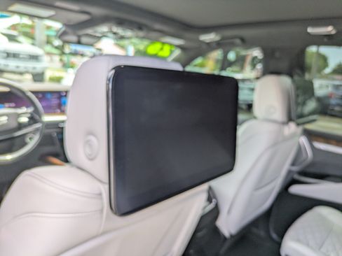 Used 2026 Cadillac Escalade Platinum Luxury w/ LPO, Radiant Package AWD/4WD image 18
