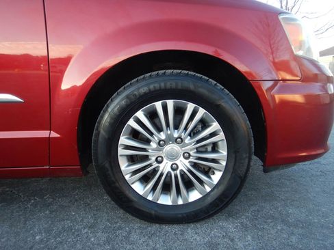 Used 2013 Chrysler Town & Country Touring-L image 29